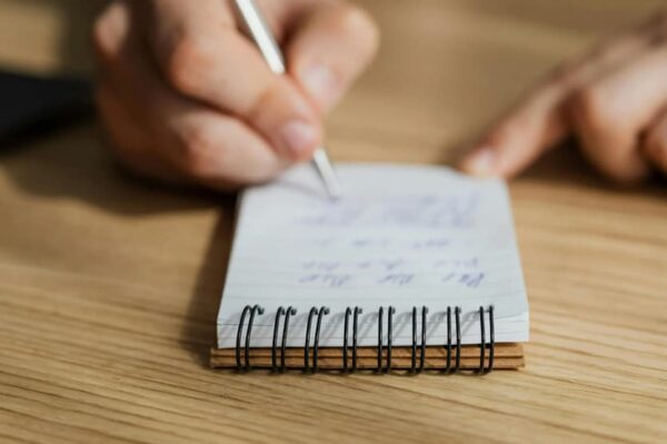 Bien nourrir son esprit : l’alimentation comme carburant pour la rédaction